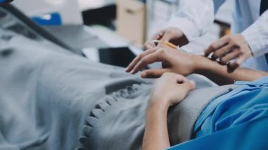 Elinde şırınga olan bir doktorun fotoğrafını çek.