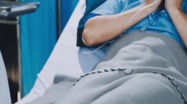 Salondaki masaj makinesini tutan adamın ellerini kapatın.