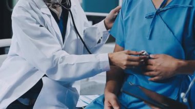 Üniformalı doktorlar hastayı muayene ediyor..