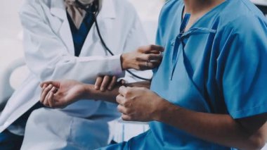 Doktorlar el ele tutuşsun.