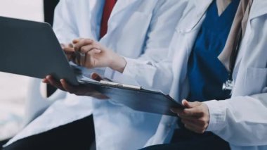 Tablet bilgisayarlı doktor