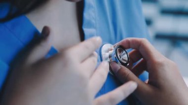 Doktor holding stetoskop, tıp kavramı