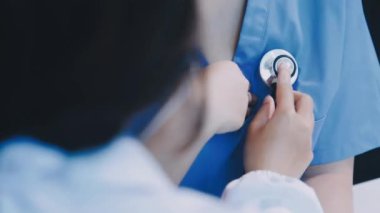 Doktor, hastanede steteskop tutuyor.