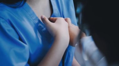 Kadın doktor hastanede steteskop tutuyor.