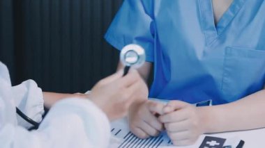 Doktor hastanedeki hastanın nabzını kontrol ediyor. Kapatın..