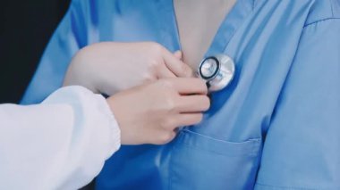 Kalp elinde tutan doktor