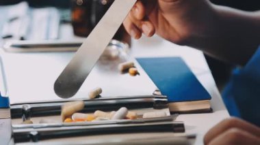 Ofiste çalışan adam..