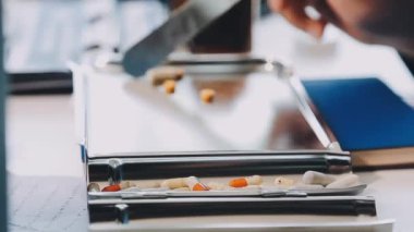 Kahve odasında kahve hazırlayan barista.