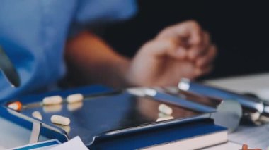 Stüdyoda fırçayla çalışan profesyonel bir sanatçının elini kapatıyoruz.