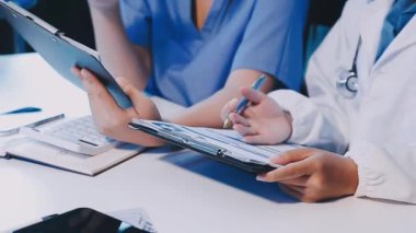 Doktor ve hasta klinikteki masada otururken bir şey tartışıyorlar.