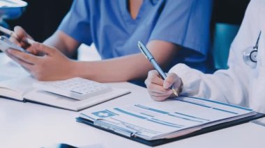 Tıp bürosunda kadın doktor.