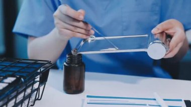 Doktor elinde şırınga ve ilaç şişesi tutuyor.