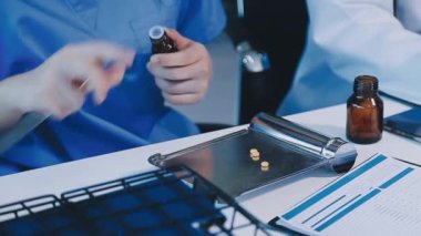 Bir doktorun mavi tıbbi önlüklü ellerini ve hastanede tıbbi termometresi olan bir şırıngayı yakından çek. konsept