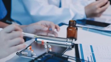 Hastane hastalarının tedavisi için ellerinde şırınga ve tüp tutan tıbbi eldivenlerle doktor ellerine yakın çekim. İlaç tedavisi kavramı