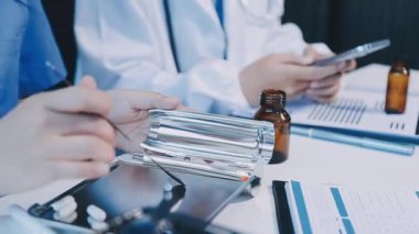 Şırınga ve ilaç ile doktor ellerini kapat.