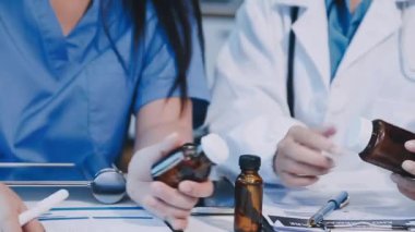 Doktor ilaç şişesini hastanede tutuyor.
