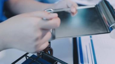 Doktorun el ele tutuşma panosunu kapat