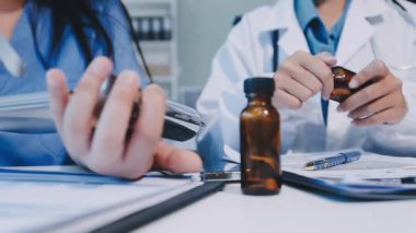 Masasında şırınga ve ilaç şişesi olan doktor.