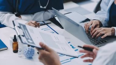 Doktorlar ve hastalar tıbbi kayıtları tartışıyor ve analiz ediyorlar.