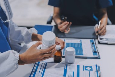 Uluslararası profesyonel doktorlardan oluşan bir ekip modern hastanedeki konferans odasında toplantı yapıyor. Sağlık ve Tıbbi Gelişim Konsepti.