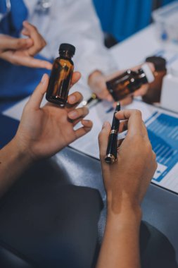 Uluslararası profesyonel doktorlardan oluşan bir ekip modern hastanedeki konferans odasında toplantı yapıyor. Sağlık ve Tıbbi Gelişim Konsepti.