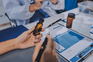 Uluslararası profesyonel doktorlardan oluşan bir ekip modern hastanedeki konferans odasında toplantı yapıyor. Sağlık ve Tıbbi Gelişim Konsepti.