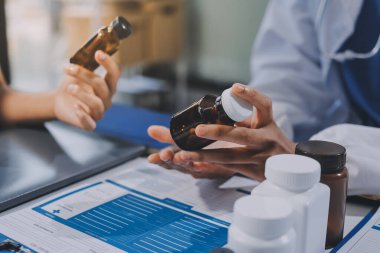 Uluslararası profesyonel doktorlardan oluşan bir ekip modern hastanedeki konferans odasında toplantı yapıyor. Sağlık ve Tıbbi Gelişim Konsepti.