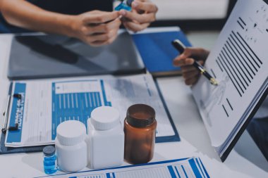 Uluslararası profesyonel doktorlardan oluşan bir ekip modern hastanedeki konferans odasında toplantı yapıyor. Sağlık ve Tıbbi Gelişim Konsepti.