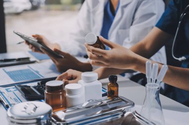 Uluslararası profesyonel doktorlardan oluşan bir ekip modern hastanedeki konferans odasında toplantı yapıyor. Sağlık ve Tıbbi Gelişim Konsepti.