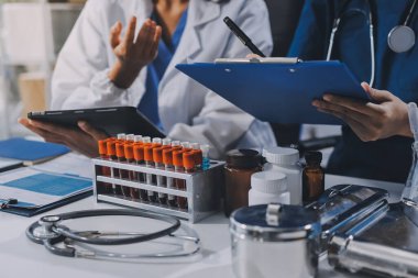 Uluslararası profesyonel doktorlardan oluşan bir ekip modern hastanedeki konferans odasında toplantı yapıyor. Sağlık ve Tıbbi Gelişim Konsepti.