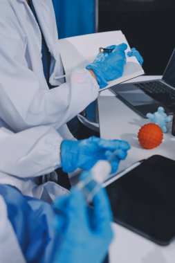 Laboratuvarda mikroskop kullanan bir bilim adamı. Laboratuvar ortamında modern bir mikroskobu ayarlayan bir araştırmacının ellerine yakın çekim. Bilim konsepti