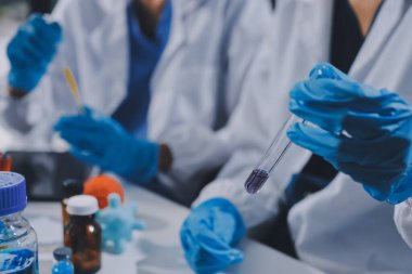 Laboratuvarda mikroskop kullanan bir bilim adamı. Laboratuvar ortamında modern bir mikroskobu ayarlayan bir araştırmacının ellerine yakın çekim. Bilim konsepti