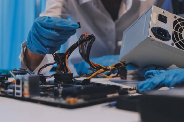 Elektronik teknisyen, elektronik mühendisliği, elektronik onarım, ölçüm ve test, onarım ve bakım kavramları.