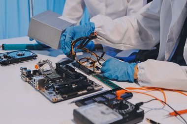 Elektronik teknisyen, elektronik mühendisliği, elektronik onarım, ölçüm ve test, onarım ve bakım kavramları.