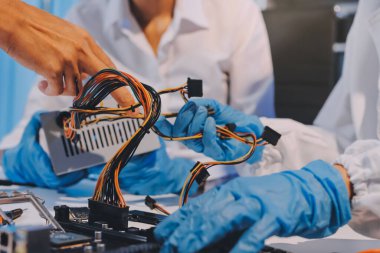 Elektronik teknisyen, elektronik mühendisliği, elektronik onarım, ölçüm ve test, onarım ve bakım kavramları.