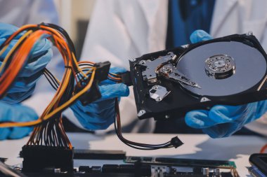 Elektronik teknisyen, elektronik mühendisliği, elektronik onarım, ölçüm ve test, onarım ve bakım kavramları.