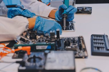 Elektronik teknisyen, elektronik mühendisliği, elektronik onarım, ölçüm ve test, onarım ve bakım kavramları.