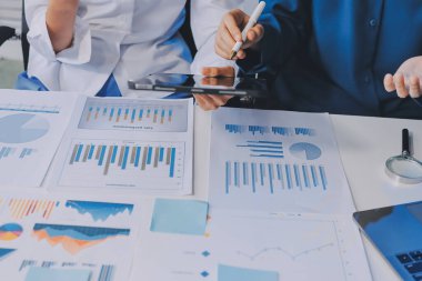 Fon yöneticileri takım danışmanlığı ve ofisteki yatırım borsası analizi hakkında tartışmalar