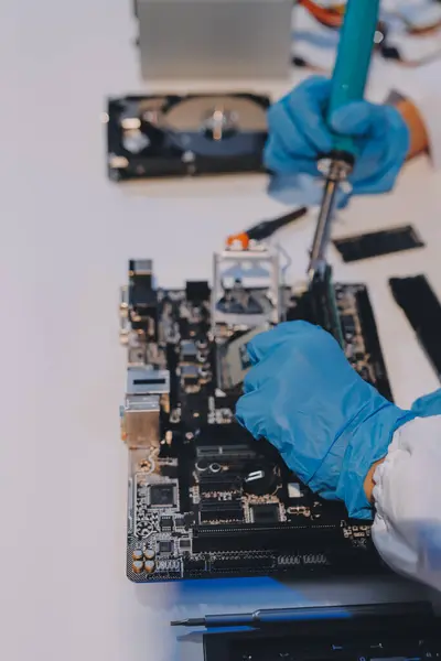 Elektronik teknisyen, elektronik mühendisliği, elektronik onarım, ölçüm ve test, onarım ve bakım kavramları.
