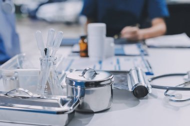 Uluslararası profesyonel doktorlardan oluşan bir ekip modern hastanedeki konferans odasında toplantı yapıyor. Sağlık ve Tıbbi Gelişim Konsepti.