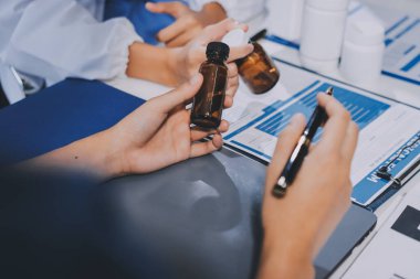 Uluslararası profesyonel doktorlardan oluşan bir ekip modern hastanedeki konferans odasında toplantı yapıyor. Sağlık ve Tıbbi Gelişim Konsepti.