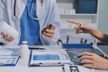 Uluslararası profesyonel doktorlardan oluşan bir ekip modern hastanedeki konferans odasında toplantı yapıyor. Sağlık ve Tıbbi Gelişim Konsepti.