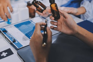 Uluslararası profesyonel doktorlardan oluşan bir ekip modern hastanedeki konferans odasında toplantı yapıyor. Sağlık ve Tıbbi Gelişim Konsepti.