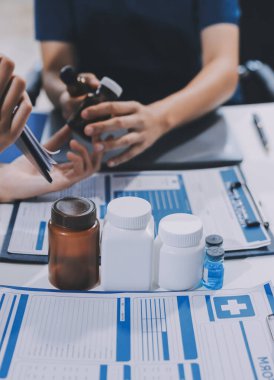 Uluslararası profesyonel doktorlardan oluşan bir ekip modern hastanedeki konferans odasında toplantı yapıyor. Sağlık ve Tıbbi Gelişim Konsepti.