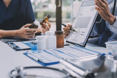 Uluslararası profesyonel doktorlardan oluşan bir ekip modern hastanedeki konferans odasında toplantı yapıyor. Sağlık ve Tıbbi Gelişim Konsepti.