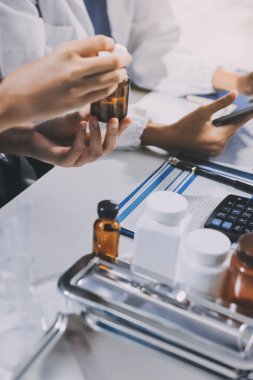 Uluslararası profesyonel doktorlardan oluşan bir ekip modern hastanedeki konferans odasında toplantı yapıyor. Sağlık ve Tıbbi Gelişim Konsepti.