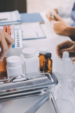 Uluslararası profesyonel doktorlardan oluşan bir ekip modern hastanedeki konferans odasında toplantı yapıyor. Sağlık ve Tıbbi Gelişim Konsepti.