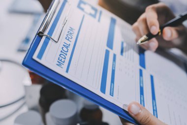 Uluslararası profesyonel doktorlardan oluşan bir ekip modern hastanedeki konferans odasında toplantı yapıyor. Sağlık ve Tıbbi Gelişim Konsepti.