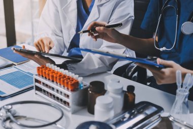 Uluslararası profesyonel doktorlardan oluşan bir ekip modern hastanedeki konferans odasında toplantı yapıyor. Sağlık ve Tıbbi Gelişim Konsepti.