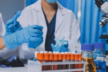 Laboratuvarda mikroskop kullanan bir bilim adamı. Laboratuvar ortamında modern bir mikroskobu ayarlayan bir araştırmacının ellerine yakın çekim. Bilim konsepti